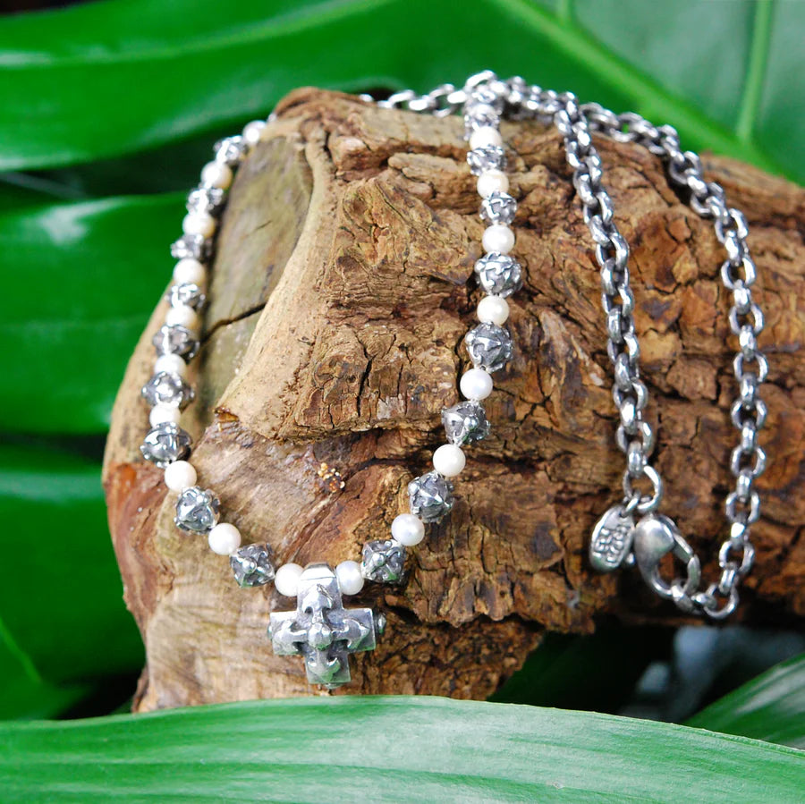 Halskette mit Perlen und facettierten silbernen Kugeln und Kette mit Kreuzanhänger