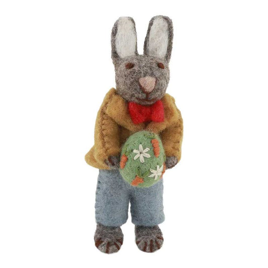 Kleines graues Häschen mit Jacke und Ei