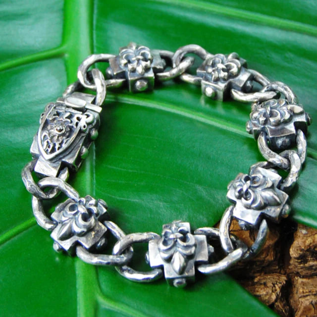 Silberarmband mit griechischen Lilienkreuzen und facettierter Kette mit Wappen-Boxlock 15
