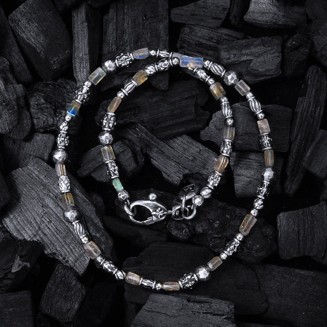 Silberne Halsbandröhren mit Elfendekor und LABRADORIT-QUADRATSTÄBEN