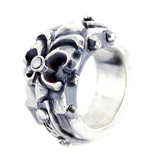 Silberring mit facettiertem Körper und Nieten sowie gerader Lilie mit Meteorit