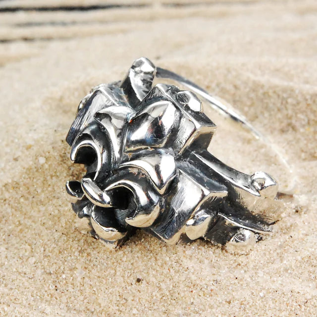 Silberring mit griechischem Kreuz LILY auf facettiertem Nietband