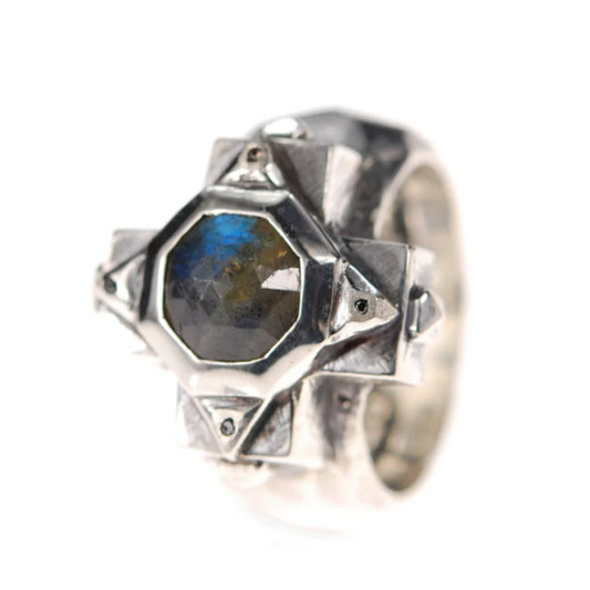 Silberring mit griechischem Achteck-Kreuz auf schlichtem, facettiertem Band