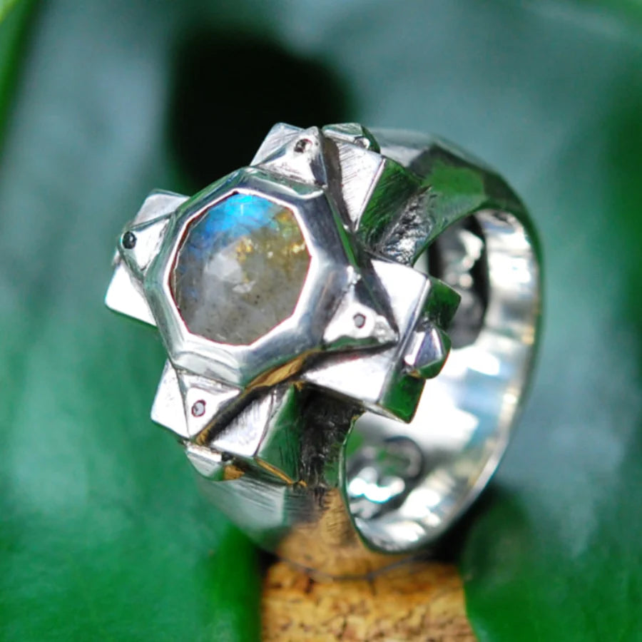 Silberring mit griechischem Achteck-Kreuz auf schlichtem, facettiertem Band