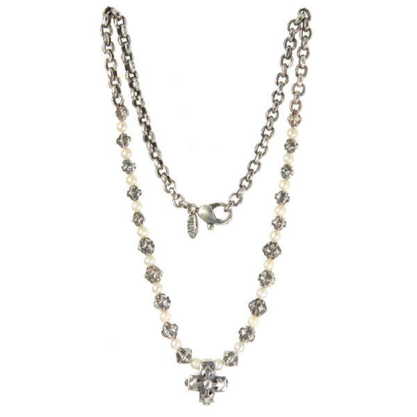 Halskette mit Perlen und facettierten silbernen Kugeln und Kette mit Kreuzanhänger