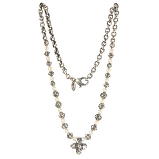 Halskette mit Perlen und facettierten silbernen Kugeln und Kette mit Kreuzanhänger